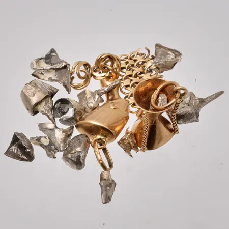 Diverse defekt guld, 18K, vikt 19,93g.