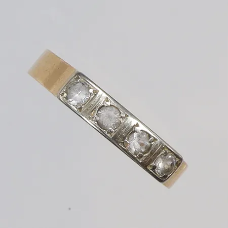 Ring med vita stenar, stl 18, bredd 3mm, 18K Vikt: 3,9 g