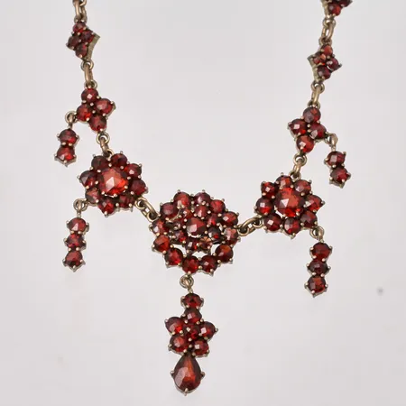 Collier i gulfärgad metall med granater, 43cm, bredd 6,2-35mm, hänge, instickslås, 3st granater saknas i låset. 