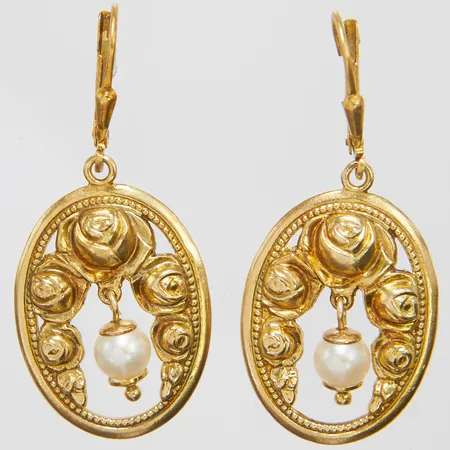 Ett par örhängen, odlade pärlor, längd ca 45mm, bredd 20mm, förgyllt, skadat lås, 925/1000 silver Vikt: 7,3 g