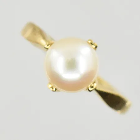 Ring med pärla Ø7 mm, stl 16½, bredd 2-8 mm, 18K. Vikt: 3,3 g