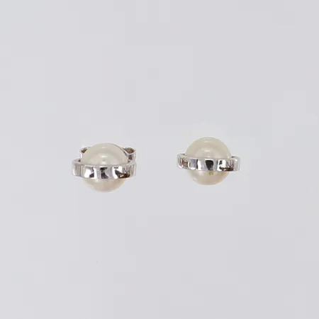 Ett par örhängen, Efva Attling, Day pearl ear, odlade sötvattenspärlor,Ø4,5mm, bredd:6,5mm, en snurrebuss saknas, vitguld, 18K  Vikt: 1,2 g