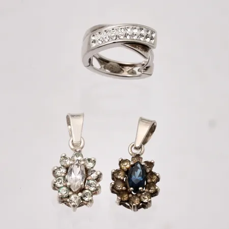 Diverse smycken i silver, 2st hängen, mått 8,5x18,6mm, 830/1000, ½par örhänge, mått Ø13,4mm, bredd 5,6mm, 925/1000, vikt 2,97g.