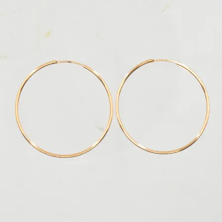 Ett par örhängen, Ø42 mm, bredd 1 mm, 18K. Vikt: 2,5 g