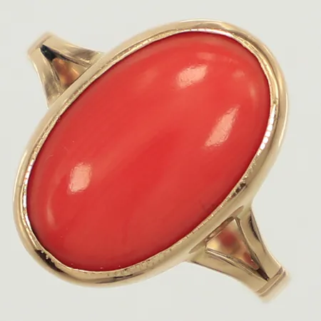 Ring med orange sten, stl 16, bredd 16mm, möjligen korall, ostämplad, 14K Vikt: 2,5 g