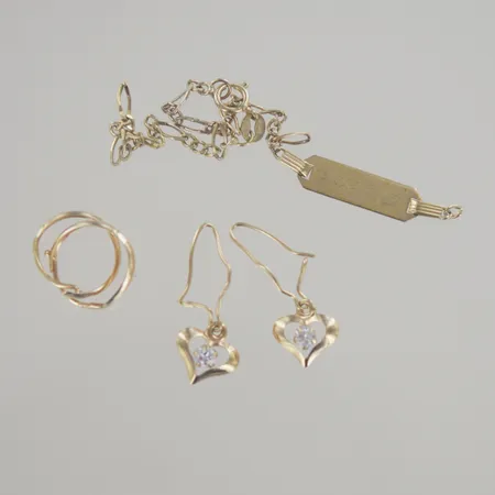 Två par örhängen ojämna, 18K, 1,1 gr + armband defekt, 9k 0,7 gr Vikt: 1,8 g