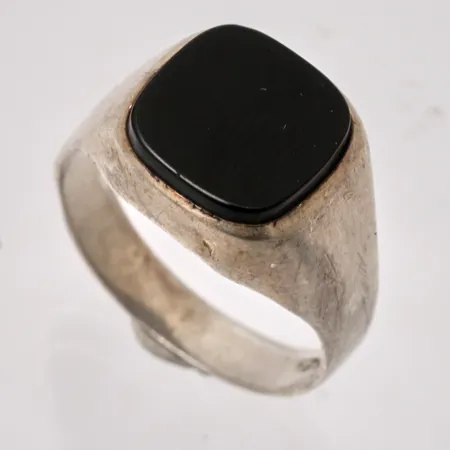 Klackring i silver, stl 18, bredd 3,6-11,9mm, 1st Onyx, mått 10x10mm, 830/1000, vikt 2,48g.