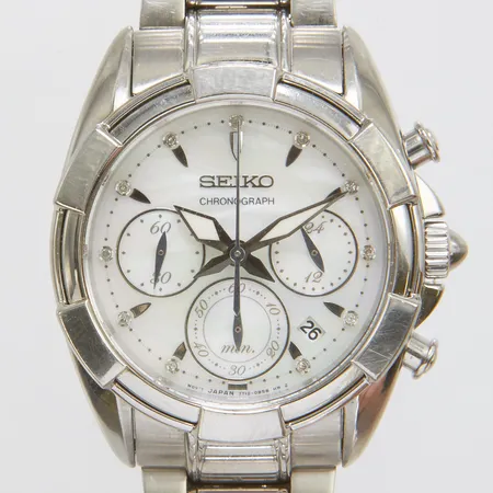 Damur Seiko Chronograph, stål, quartz, 36mm, refnr SRW807P1, serienr 830106, safirglas, kronograf, diamantindex, pärlemorurtavla, datum, stållänk, viklås, extra länkbitar, manual, box