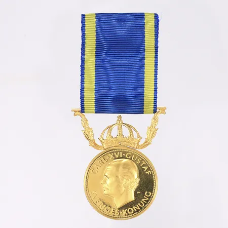 Medalj, Carl XVI Gustaf Sveriges Konung, För Nit och Redlighet i Rikets Tjänst, namngravyr, 23K, krona i 18K, Bruttovikt med tygband: 15,3g 