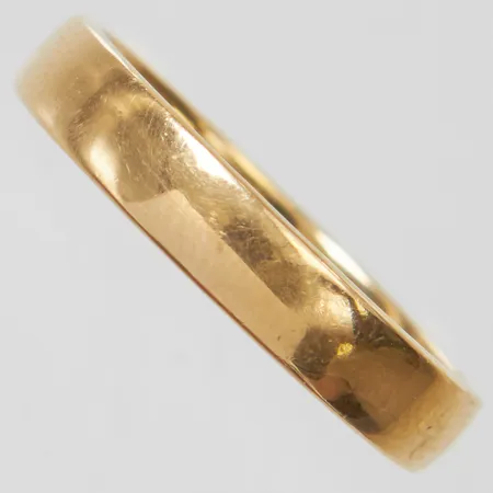 Ring slät, stl 18¼, bredd 4mm, gravyr, 18K Vikt: 4,6 g
