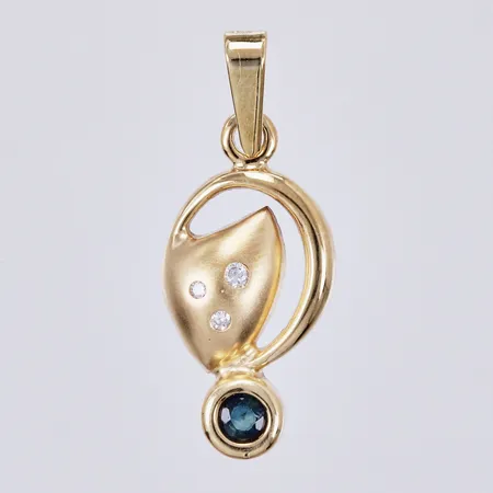 Hänge med blå sten och tre diamanter totalt ca 0,03ct enl gravyr, längd: ca 2,4cm, bredd: ca 10mm, 18K   Vikt: 1,8 g