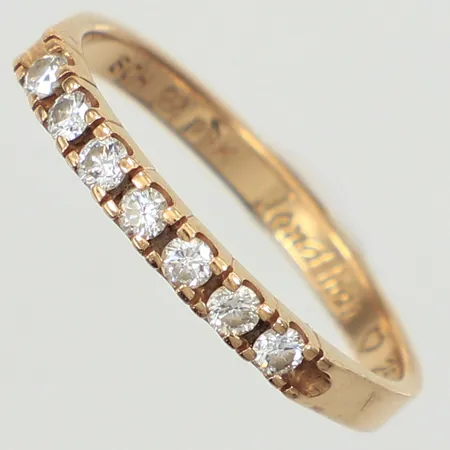 Ring med diamanter 7x 0,05ct, stl 19½, bredd 2,7mm, skev, gravyr, 18K Vikt: 3,4 g