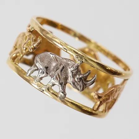 Ring med dekor av Afrikas fem största djur, stl: 18½, bredd 9,5mm, tvåfärgat 18K.  Vikt: 4,5 g