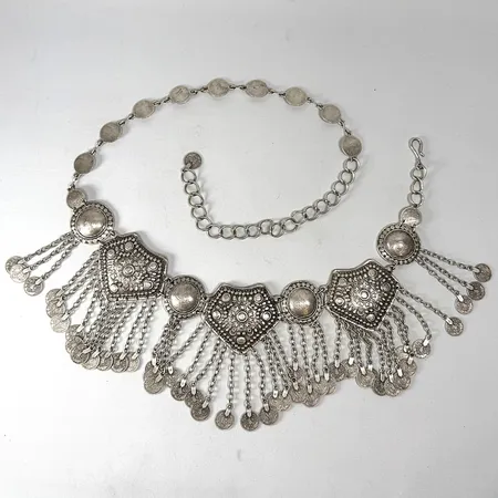 Bälte, troligen s k brudbälte, hängen med arabisk text, längd ca 80cm, vitmetall Vikt: 401 g