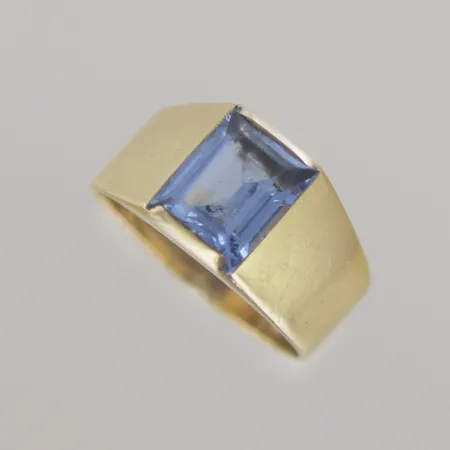 Ring med blå sten, Ø 17½ mm, bredd 9,7 mm, 18K Vikt: 4,1 g