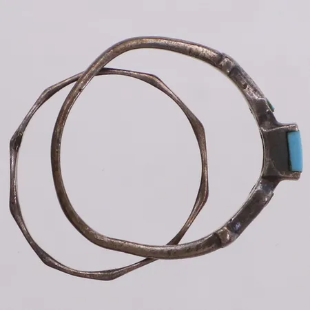 Två ringar, stl 16-16,5, sten, defekt, 925/1000 silver Vikt: 1,6 g