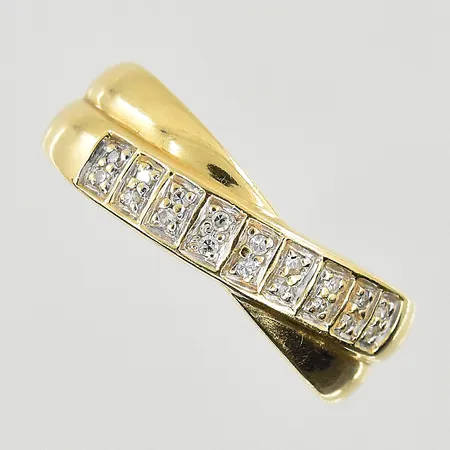 Ring med vita stenar, stl 17, bredd 3-7 mm, 18K. Vikt: 3,4 g