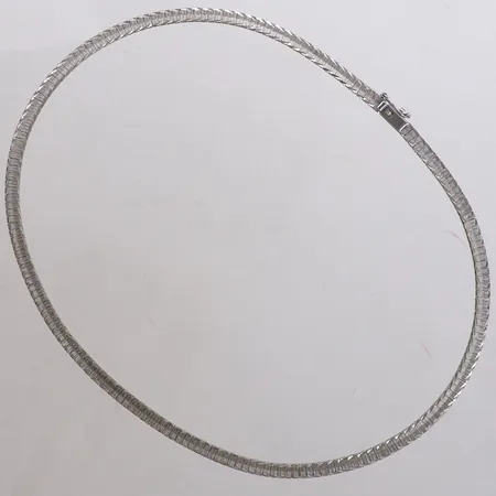 Collier, längd 42,5cm, bredd 4,3mm, silver 835/1000 Vikt: 17,9 g