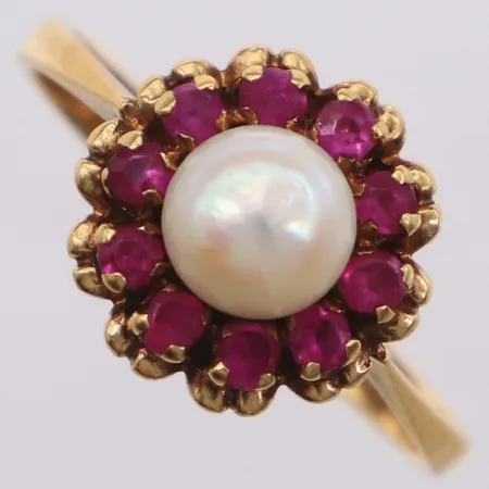 Ring med odlad pärla Ø6,4mm samt röda stenar, stl 18½, bredd 1,2-12,5mm, 18K  Vikt: 4,5 g