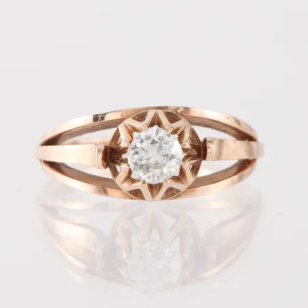 Ring med solitär gammalslipad diamant på ca 0.60 ct ca wp, storlek 18 ½ mm, bredd 2-9.4 mm, 14k Vikt: 4,7 g