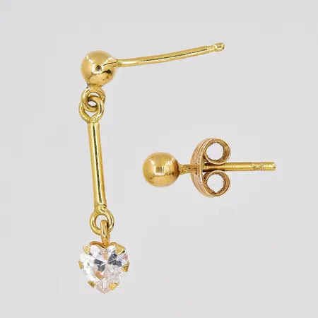 2 Örhängen, udda, längd 20mm, Ø 3mm, en stopp saknas, 18K  Vikt: 0,7 g