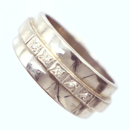 Ring vitguld, Ø18, diamanter 5x ca. 0,001ct, gravyr, 18K Vikt: 10,3 g