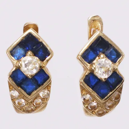 Ett par örhängen, vita och blåa stenar, längd 16mm, bredd 8mm, defekt på knäppning, 14K Vikt: 4,1 g