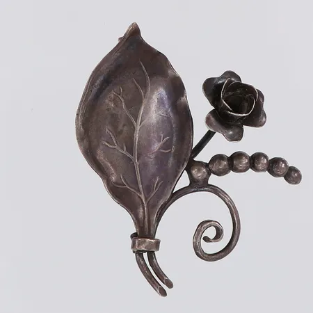 Brosch, organisk dekor, ca 37x45mm, GK, silver  Vikt: 5,6 g