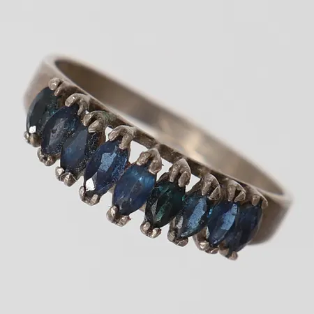 Ring med blå stenar, stl: 17½, bredd 2,5-5,5mm, silver 925/1000.  Vikt: 2,2 g