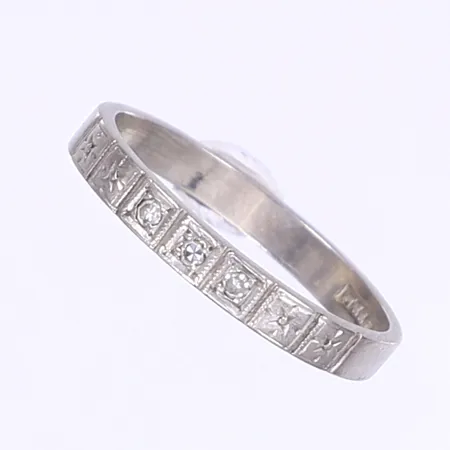 Ring med diamanter totalt 3xca 0,01ct, stl 18¾, bredd 3mm, skev skena, vitguld, 18K  Vikt: 3,2 g