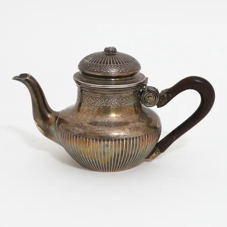 Tekanna med trähandtag, höjd: 11cm, mönstrad dekor, monogramgravyr, trasigt handtag, svenska kontrollstämplar, silver 830/1000, bruttovikt: 215,4gram Vikt: 215,4 g