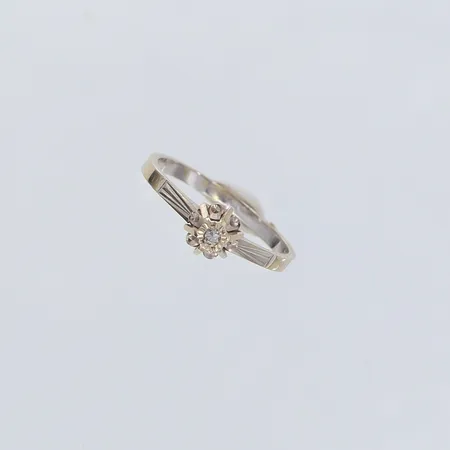 Ring med 8/8-slipad diamant 1 x 0,02ct, stl: 17½, bredd 2-7mm, behov av omrodiering, vitguld 18K.  Vikt: 2,2 g