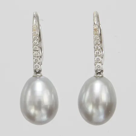 Ett par örhängen, odlade sötvattenpärlor, diamanter 16 x ca 0,005-0,02ct, vitguld, 18K, bruttovikt: 3,9g.