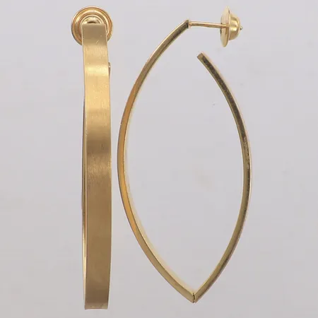 Ett par örhängen med borstad dekor, längd 54mm, bredd 4,5mm, 18K Vikt: 7,4 g