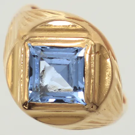 Ring med blå sten, stl 18, bredd 14mm, skadade fasetter, 18K Vikt: 6,1 g