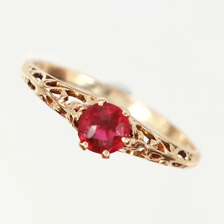 Ring med röd sten, stl 17¾, bredd: 1,5-5mm, mindre nagg på sten, en trasig fattning, 14K Vikt: 1,6 g