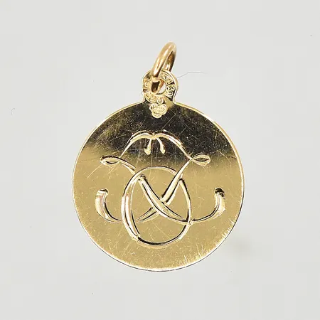 Hänge med monogram, längd 19 mm, Ø15 mm, 18K. Vikt: 1,1 g