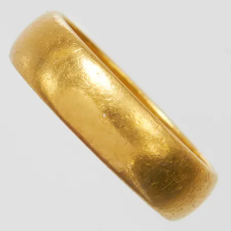 Ring slät, stl 16¼, bredd 5,2mm, gravyr, repig, 23K Vikt: 5,8 g