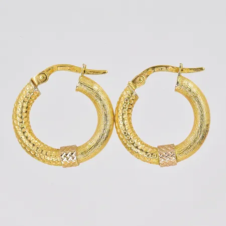 Ett par örhängen, Ø 17mm, ihåliga, en skev, 18K Vikt: 2,2 g