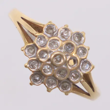 Ring med diamanter 18xca0,01ct åttkantslipade, stl 18¼, bredd 1,4-11,8mm, en diamant saknas, 18K  Vikt: 2,6 g