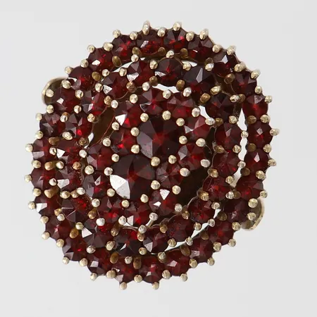 Ring med granater, stl: 18¼, bredd 2-23mm, gulmetall. 