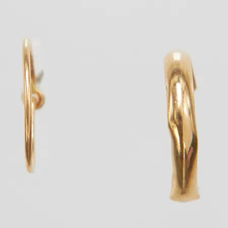 Två udda örhängen, skeva, bucklig, 18K Vikt: 0,4 g