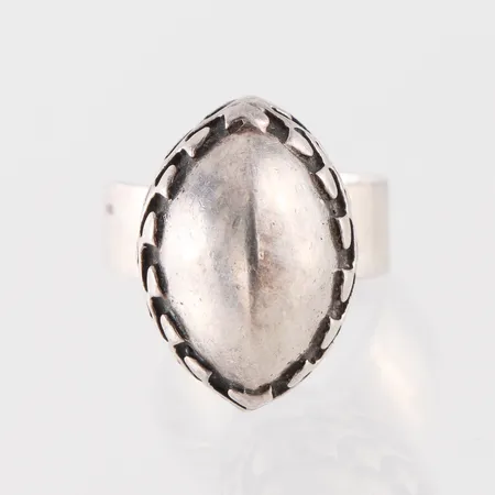 Ring, P Sarpaneva, storlek ca 18 mm, bredd 3.9-22.8 mm, silver. Vikt: 15,5 g