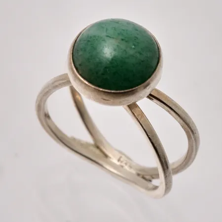 Ring i silver, stl 16¼, bredd 2,7-10,7mm, 1st grön Agat, mått Ø10mm, 835/1000, vikt 3,45g.