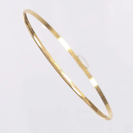 Armring, Ø61mm, bredd 2mm, ojämn, repig 18K  Vikt: 5,1 g