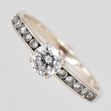 Ring, stl 17½, naggade vita stenar, vitguld bör omrodieras, 18K  Vikt: 1,9 g