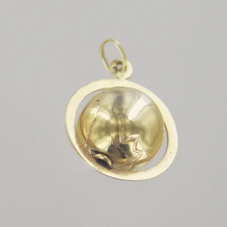 Ett hänge, diam 9 mm, längd 2,5 cm, 18K Vikt: 2,3 g