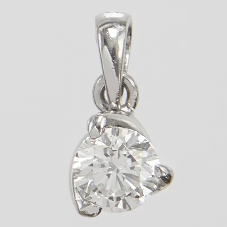 Hänge, briljantslipad diamant 1 x ca 0,60ct, W/SI, längd ca 12mm inkl ögla, bredd 1,2-6,5mm, 950/1000 platina. 
