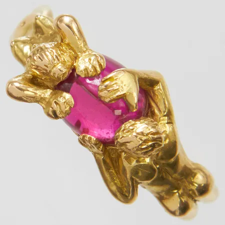 Ring, människofigurer, röd sten, stl: 21, 18K Vikt: 7,3 g