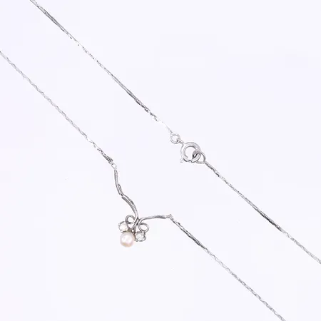 Collier med integrerat hänge med vita stenar och odlad pärla, längd ca 37cm, bredd ca 1mm, svensk kontrollstämpel (före 1988), silver 830/1000 Vikt: 2,5 g